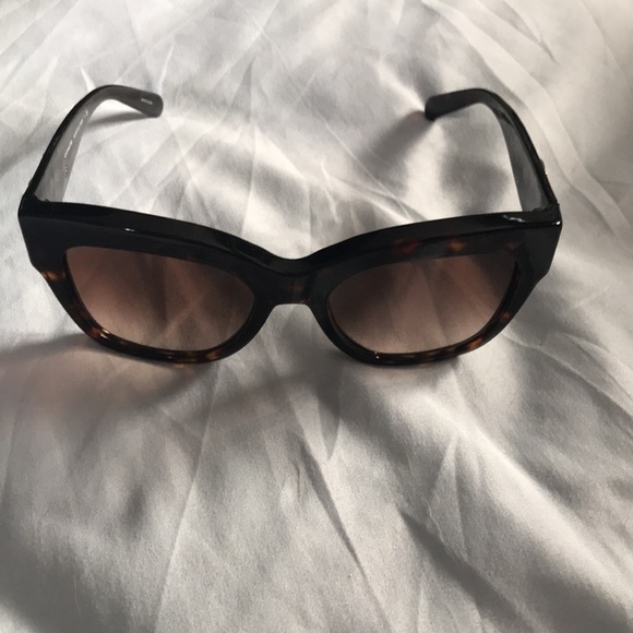 COACH HC8213 Sunglasses. Dark Tortoise